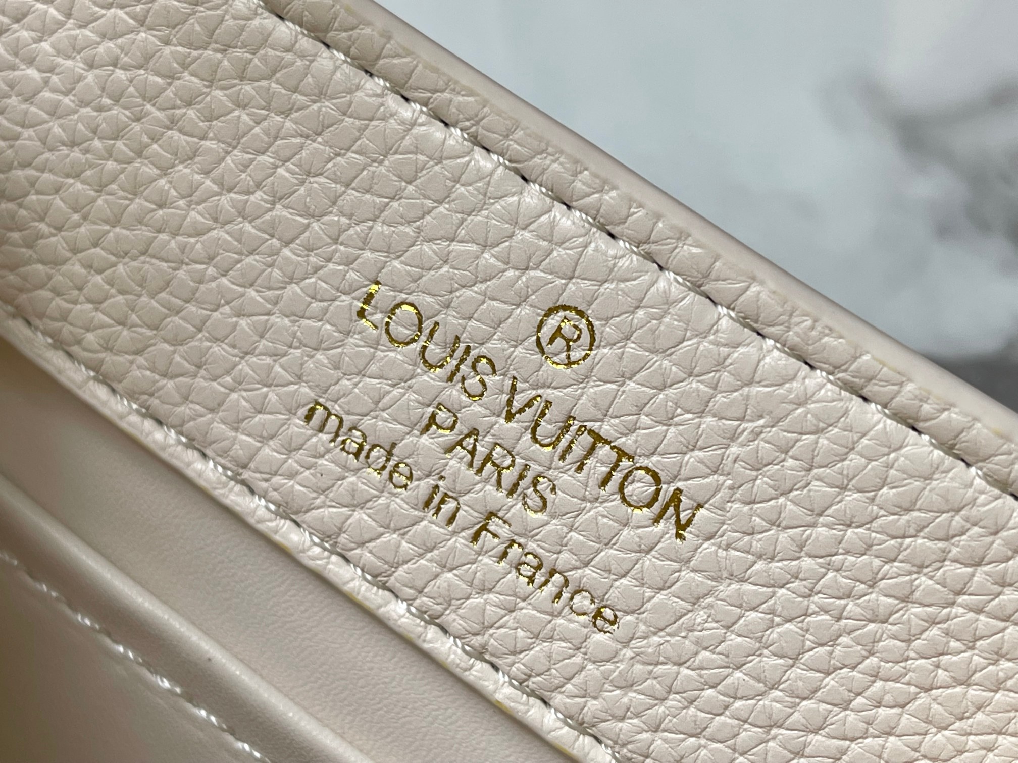 LOUIS VUITTON ルイヴィトン CAPUCINES クロスボディバッグ