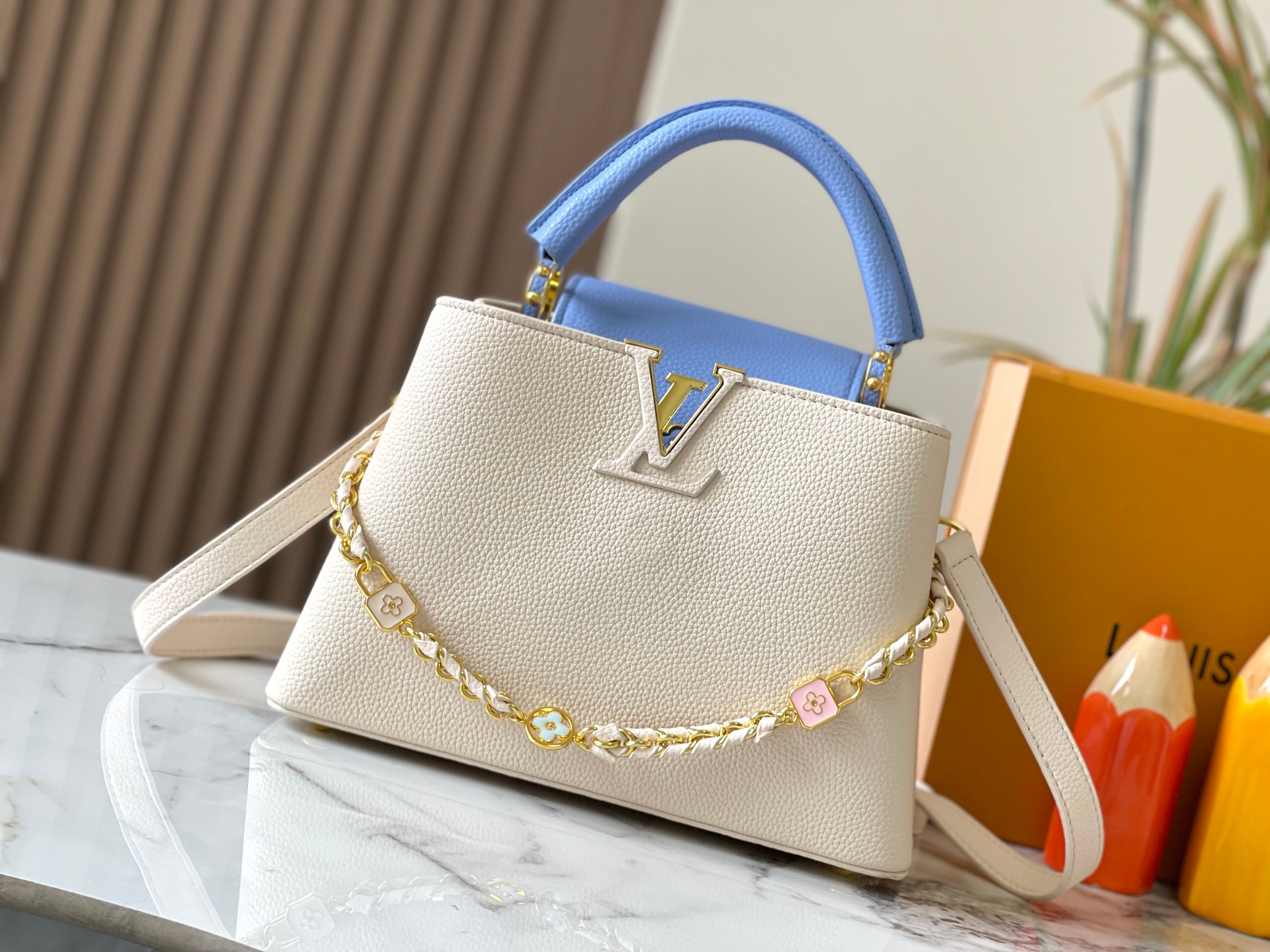 LOUIS VUITTON ルイヴィトン CAPUCINES クロスボディバッグ
