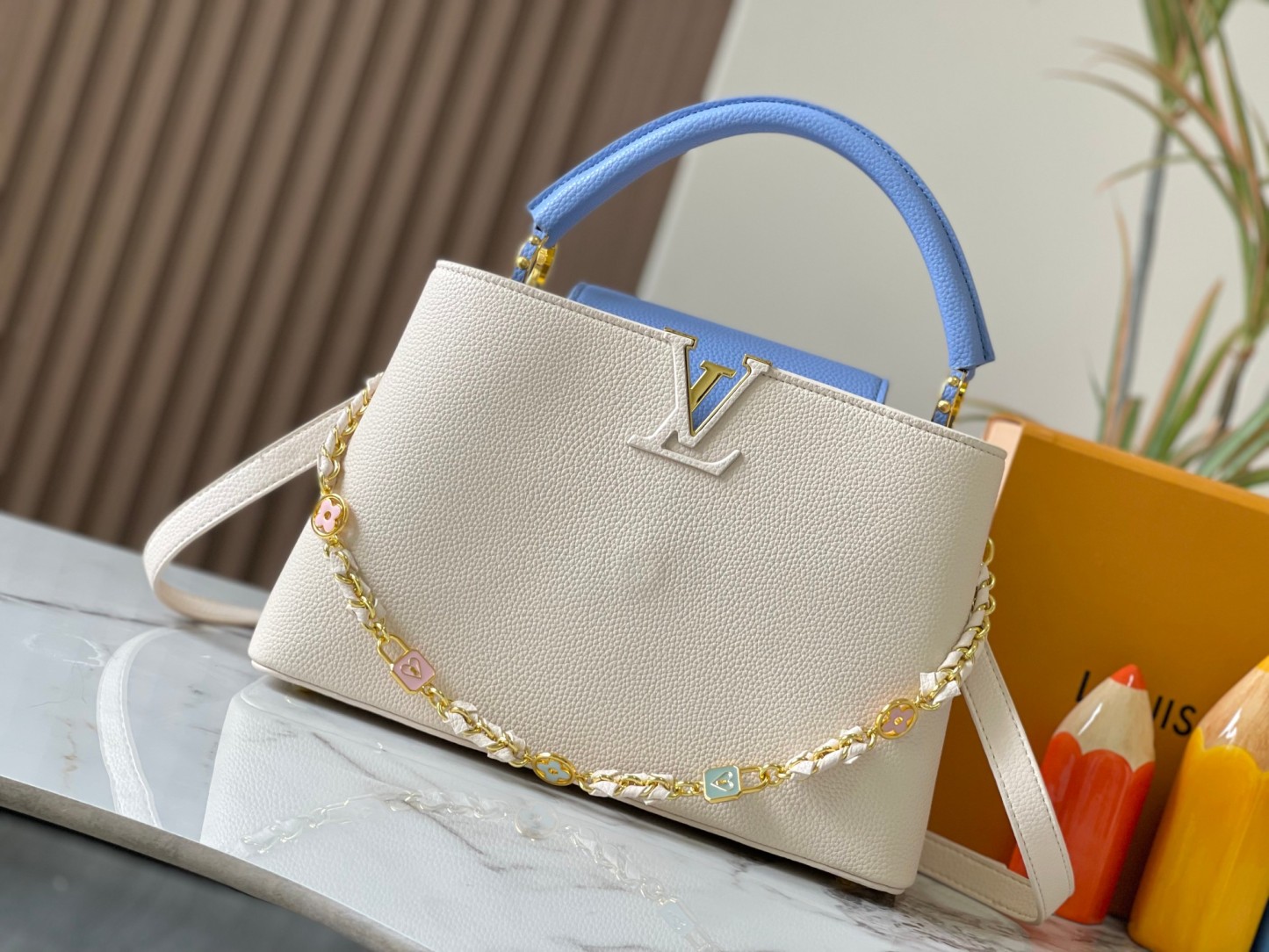 LOUIS VUITTON ルイヴィトン CAPUCINES クロスボディバッグ