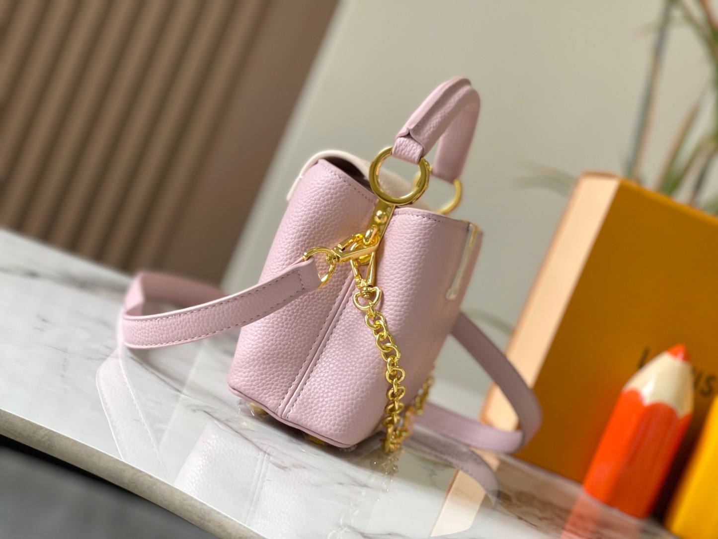 LOUIS VUITTON ルイヴィトン CAPUCINES クロスボディバッグ