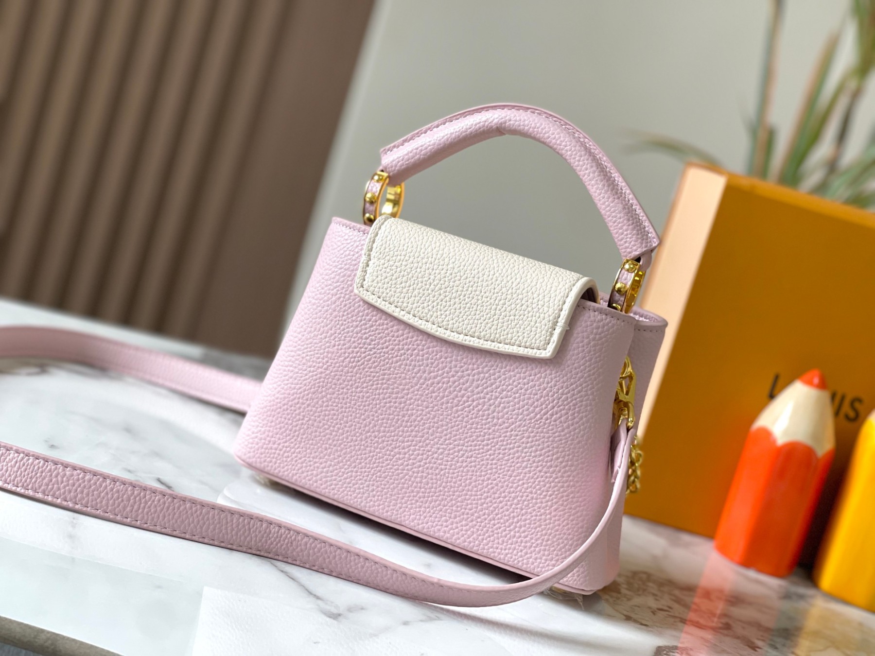 LOUIS VUITTON ルイヴィトン CAPUCINES クロスボディバッグ