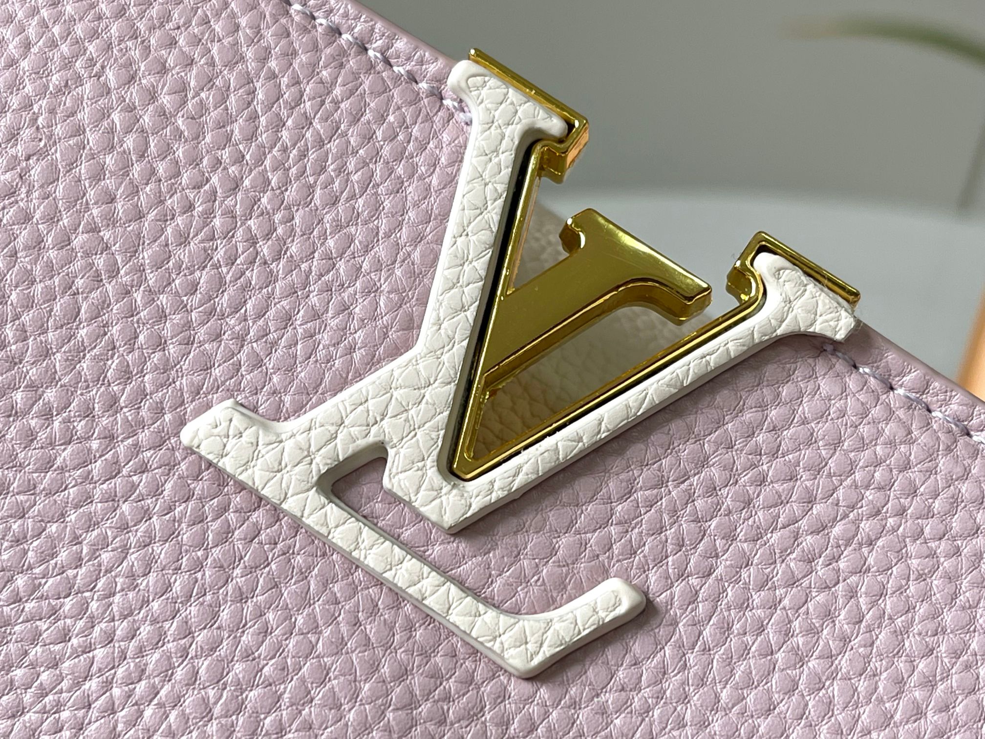 LOUIS VUITTON ルイヴィトン CAPUCINES クロスボディバッグ