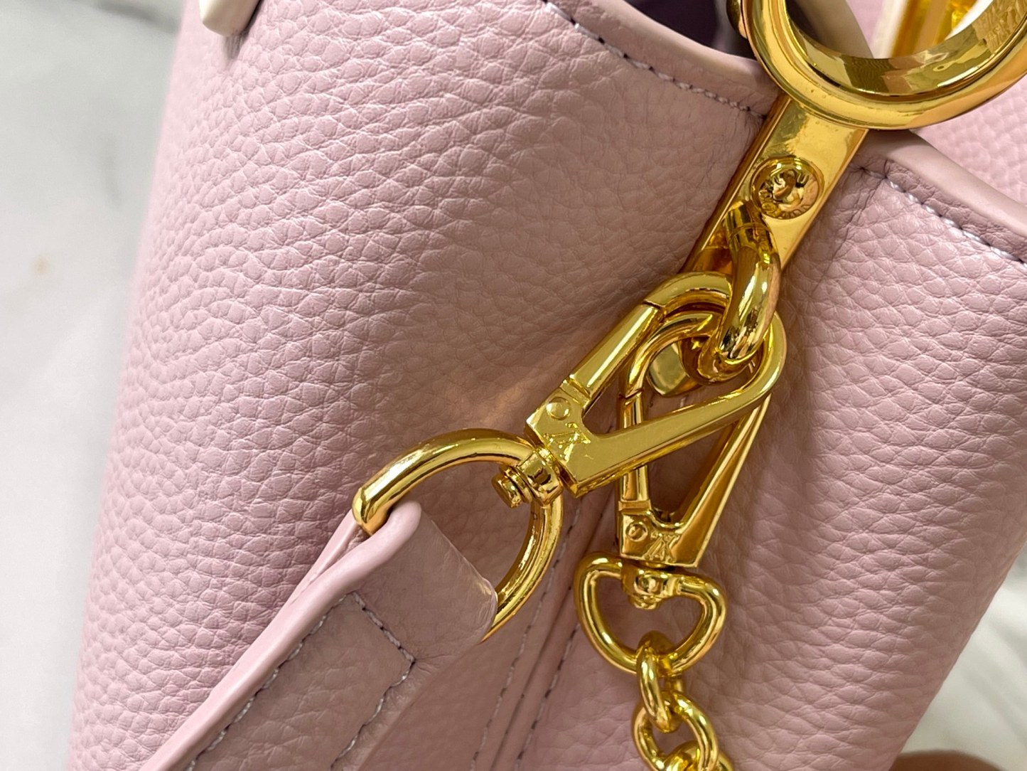 LOUIS VUITTON ルイヴィトン CAPUCINES クロスボディバッグ