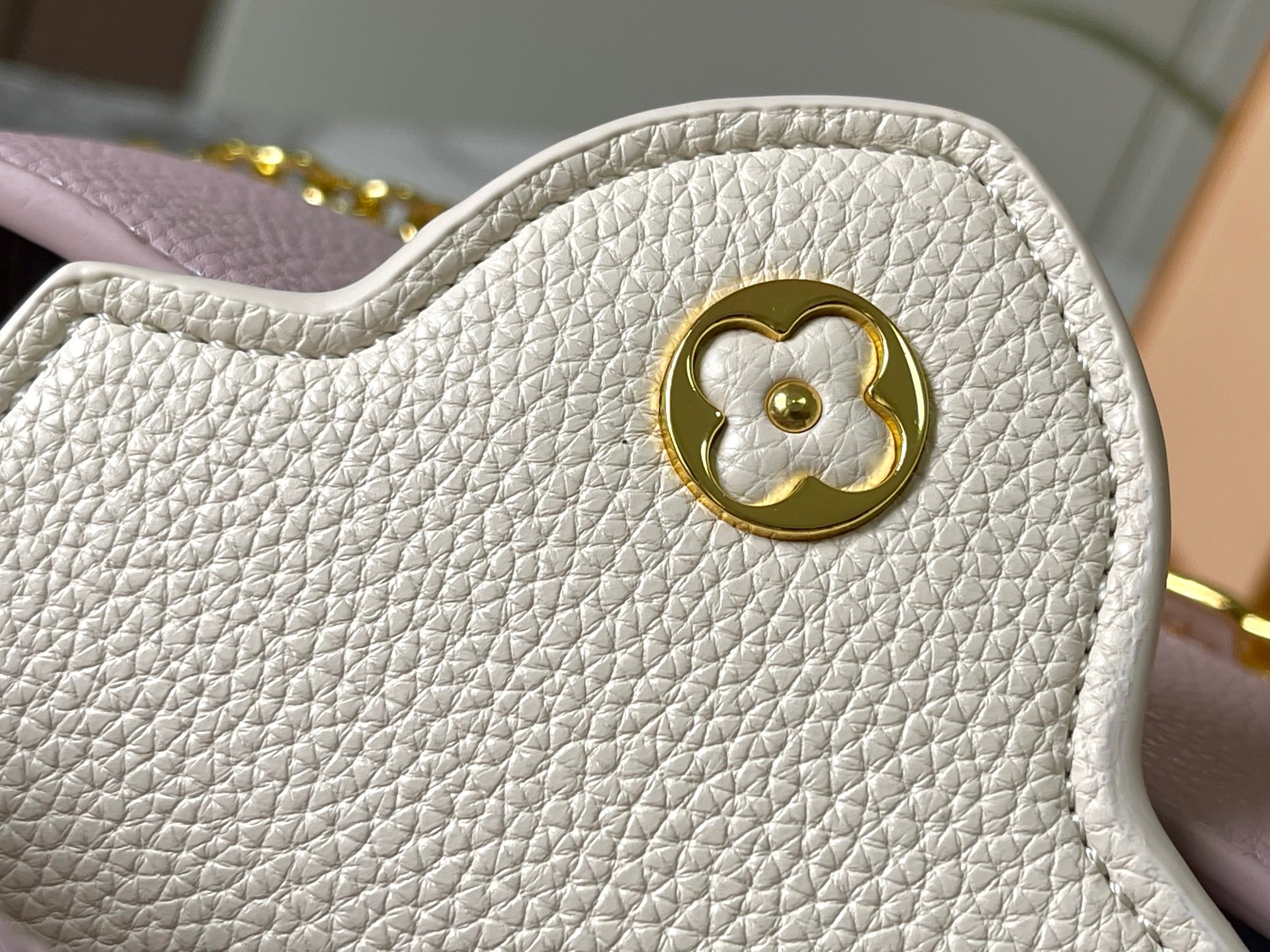 LOUIS VUITTON ルイヴィトン CAPUCINES クロスボディバッグ