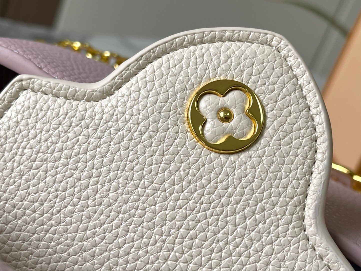 LOUIS VUITTON ルイヴィトン CAPUCINES クロスボディバッグ