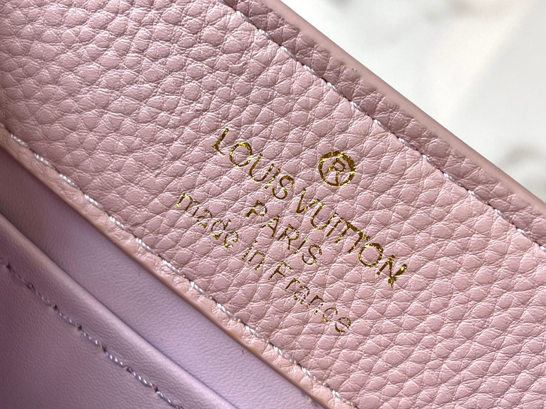 LOUIS VUITTON ルイヴィトン CAPUCINES クロスボディバッグ