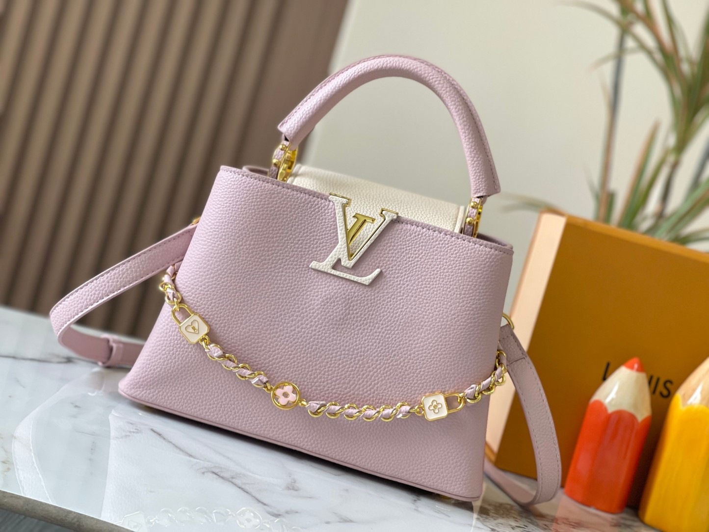 LOUIS VUITTON ルイヴィトン CAPUCINES クロスボディバッグ