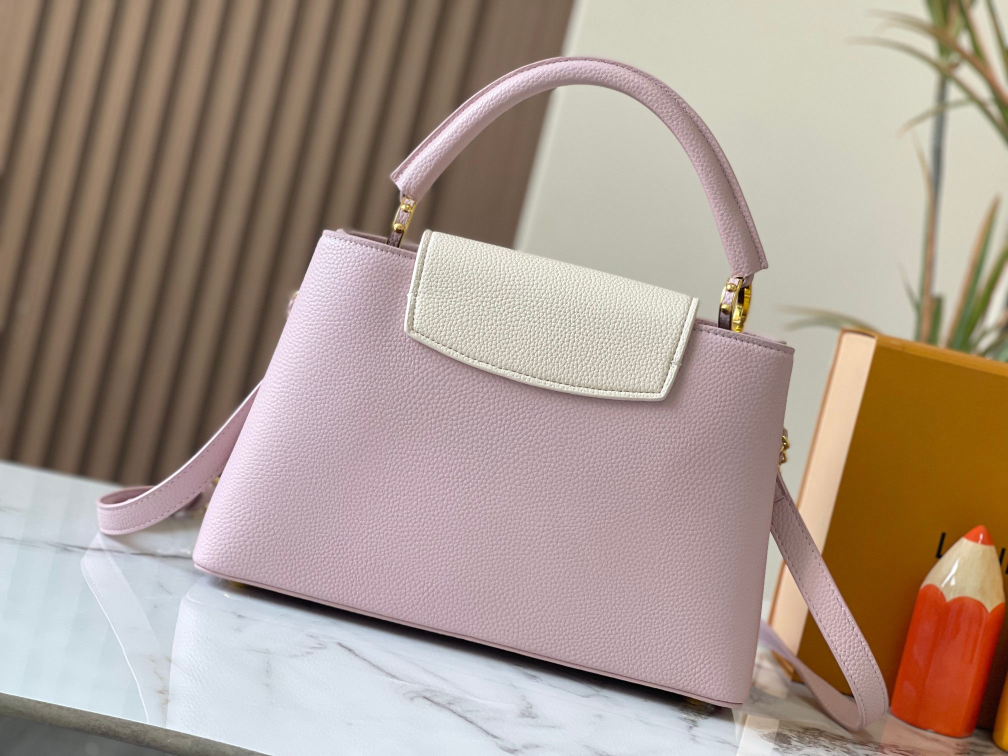 LOUIS VUITTON ルイヴィトン CAPUCINES クロスボディバッグ