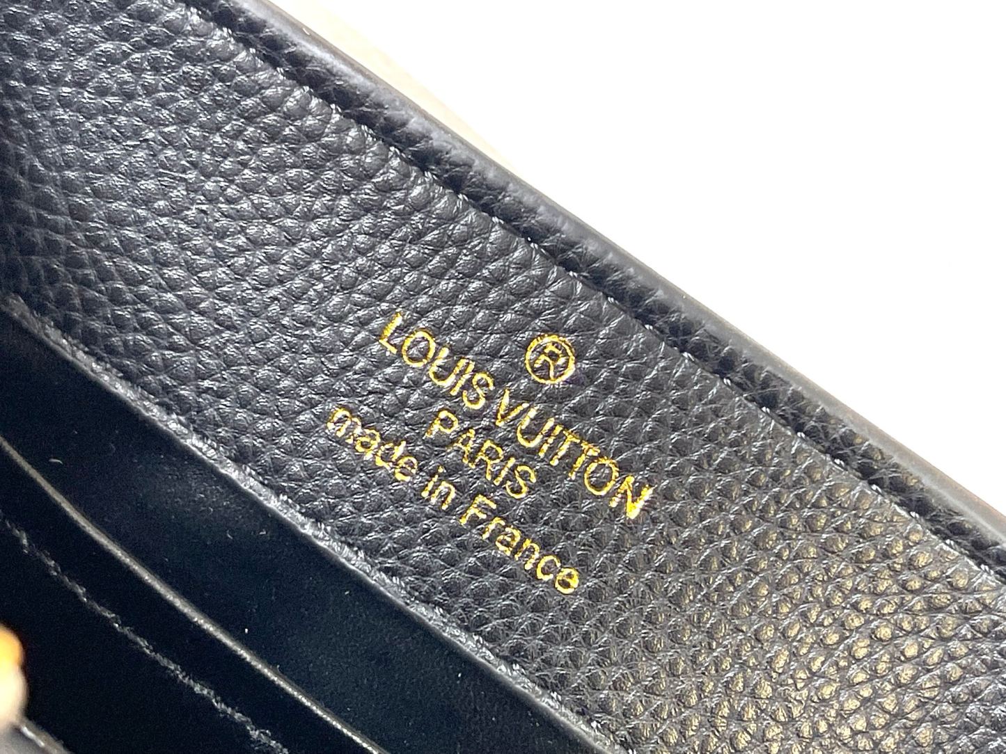 LOUIS VUITTON ルイヴィトン CAPUCINES クロスボディバッグ