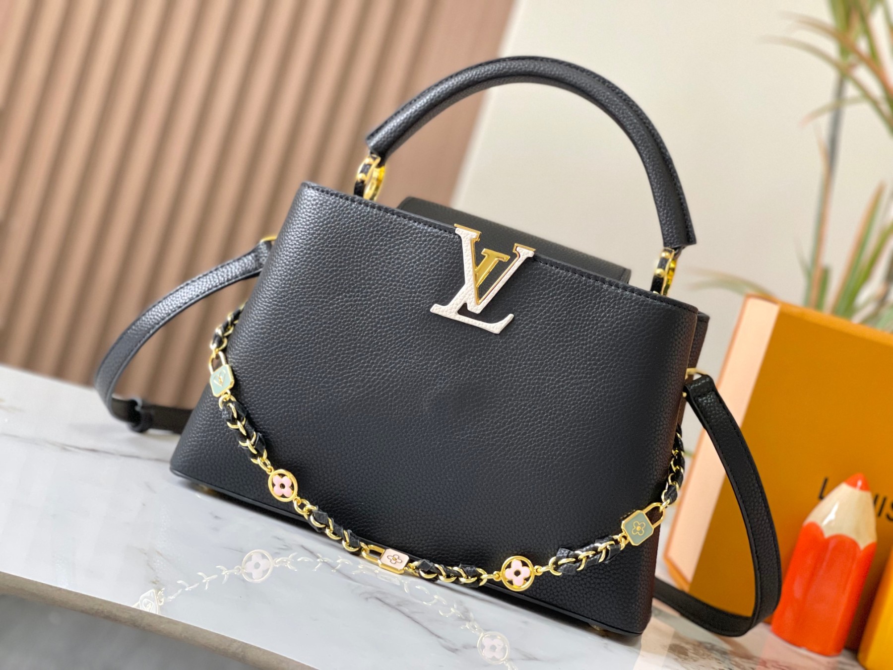 LOUIS VUITTON ルイヴィトン CAPUCINES クロスボディバッグ