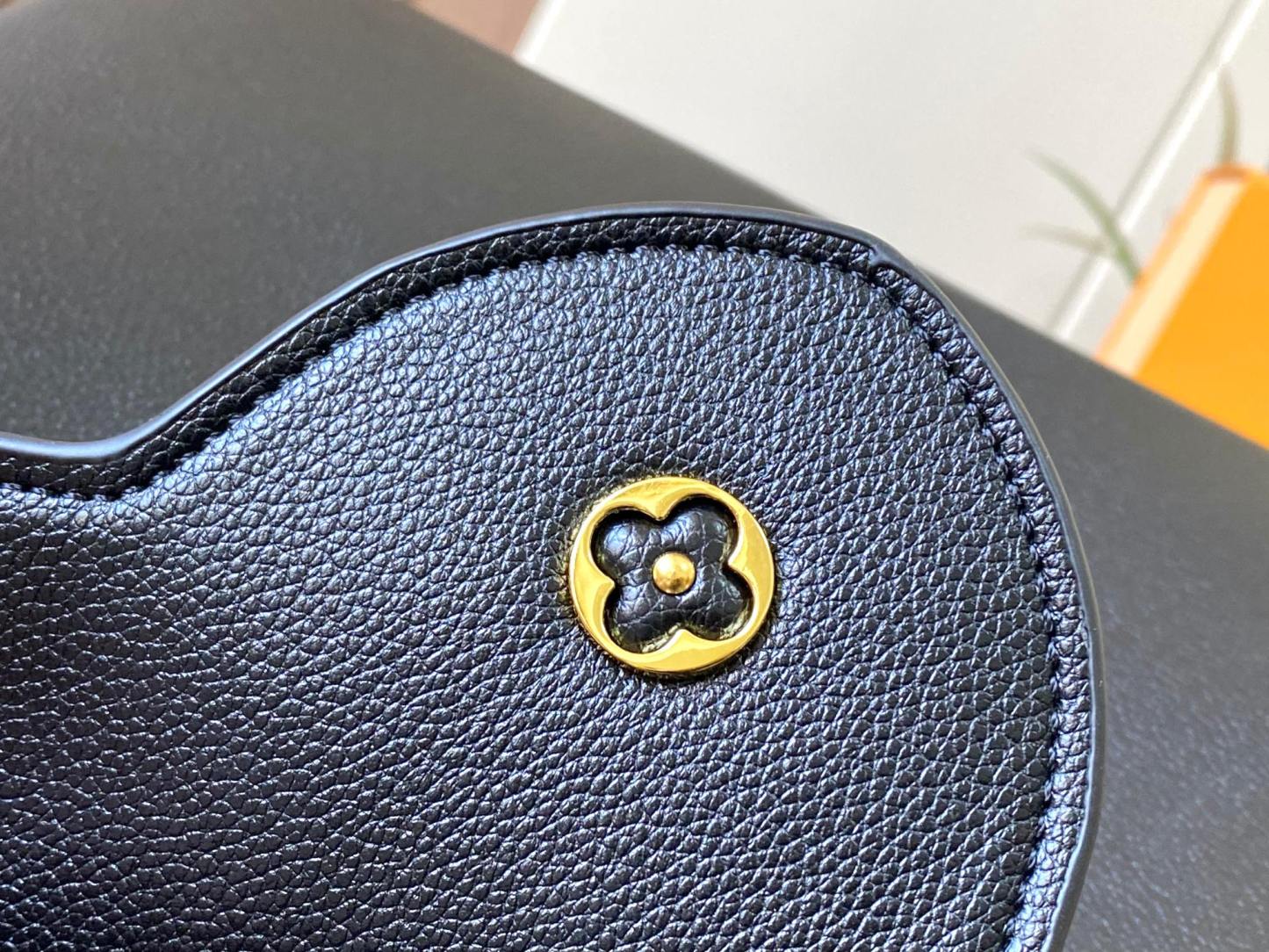 LOUIS VUITTON ルイヴィトン CapucinesSouple クロスボディバッグ M24607