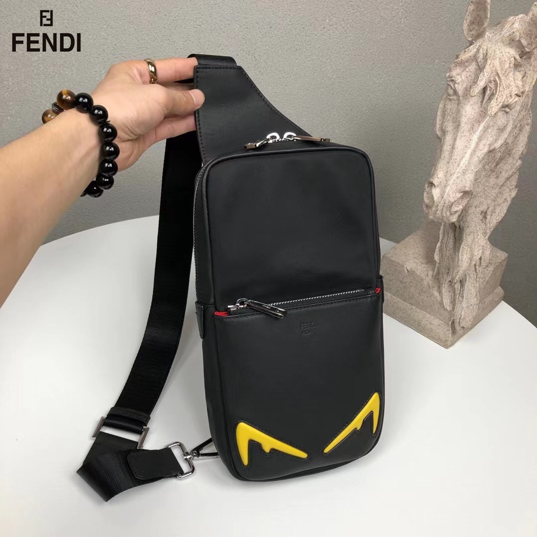 【FENDI 公式 旗艦店】フェンディ チェストバッグ 当日出荷 好評に付き再入荷！15*29*4CM