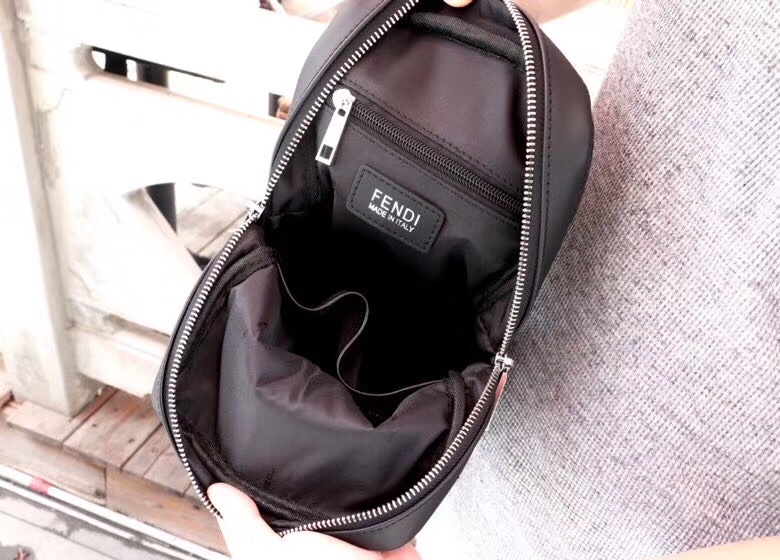 【FENDI 公式 旗艦店】フェンディ チェストバッグ 当日出荷 好評に付き再入荷！30*17*6CM