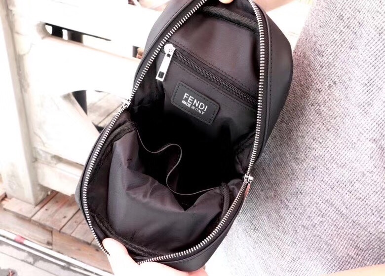 【FENDI 公式 旗艦店】フェンディ チェストバッグ 当日出荷 好評に付き再入荷！30*17*6CM