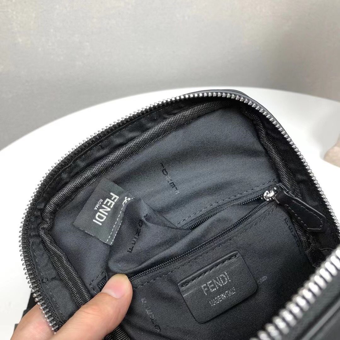 【FENDI 公式 旗艦店】フェンディ チェストバッグ 当日出荷 好評に付き再入荷！15*29*4CM