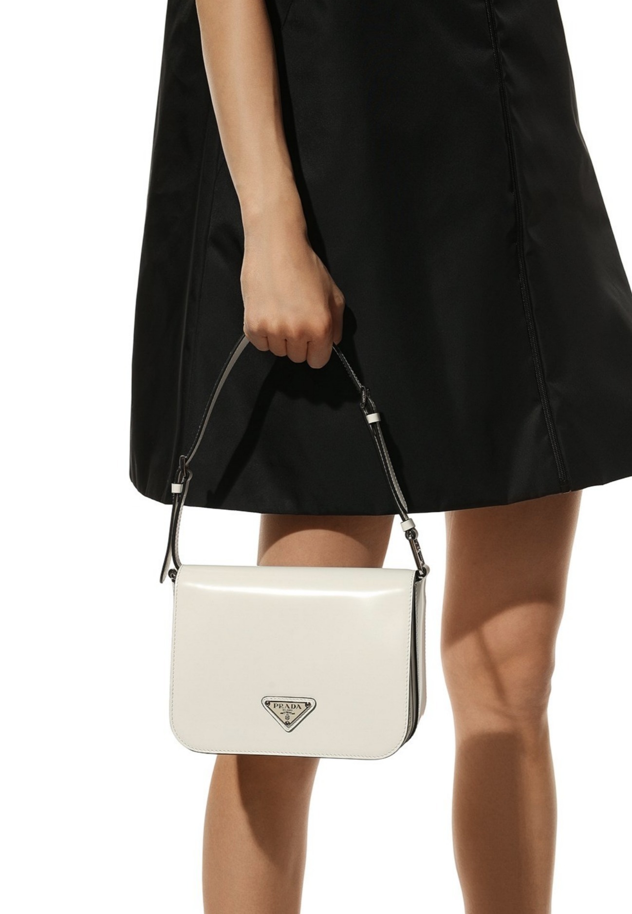 🔥大人気！雑誌「VIVI」に掲載!💓藤田ニコルの愛用ブランドの新作バッグが掲載された💓ブラックレザーショルダーバッグ 👜大人の女性へ