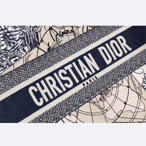 【DIOR】セレブ芸能人御用達  BOOK TOTE DIOR AROUND THE WORLD