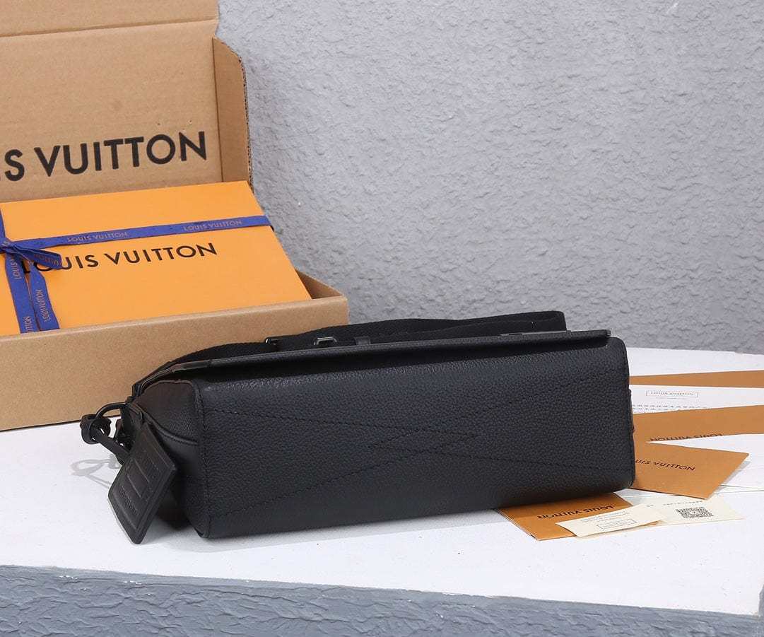 LOUIS VUITTON テイクオフ・メッセンジャー M57080