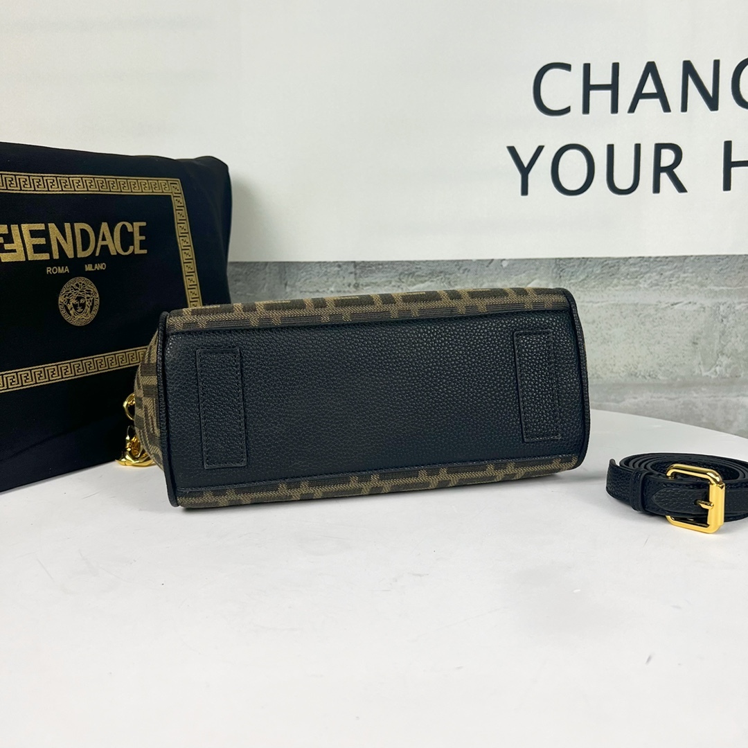 【FENDI 公式 旗艦店】フェンディ ショルダーバッグ 当日出荷 好評に付き再入荷！25-15-22CM