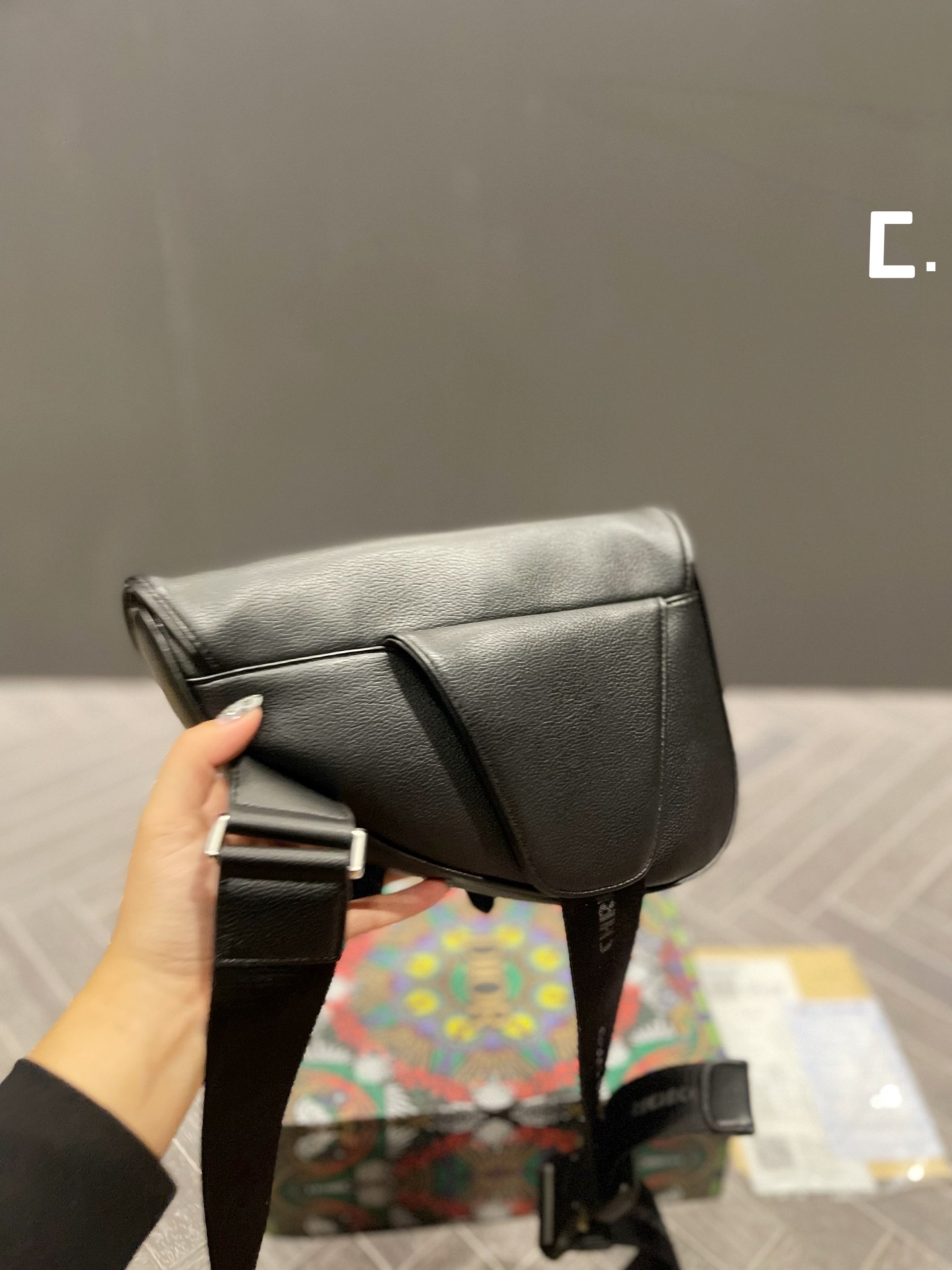 国内直営店即発Dior Saddle胸バッグ