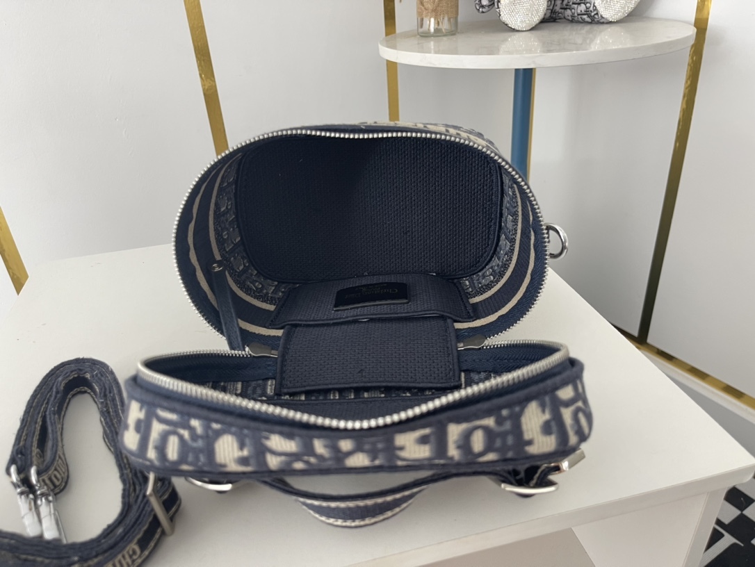 【送料無料♪】DIOR 新作刺繍ポーチDiorTravel 免税