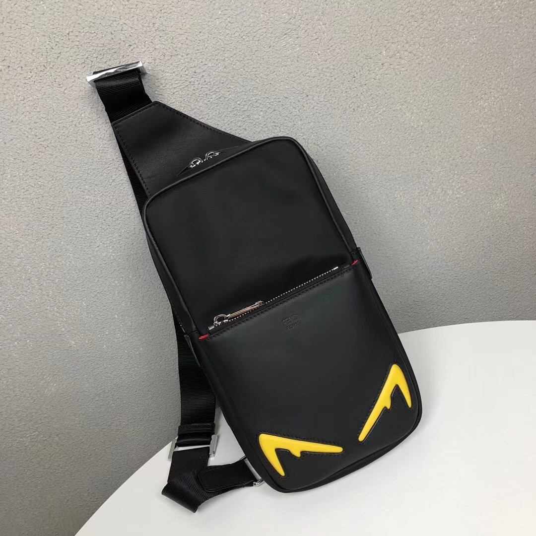 【FENDI 公式 旗艦店】フェンディ チェストバッグ 当日出荷 好評に付き再入荷！15*29*4CM