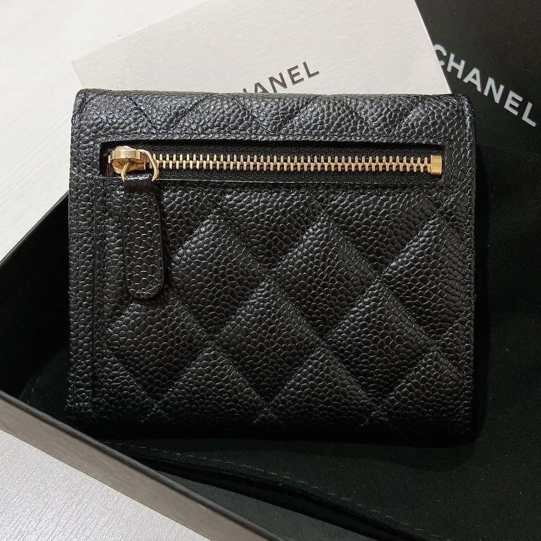 《シルエットとロゴが可愛い♪》CHANEL マトラッセ三つ折り財布