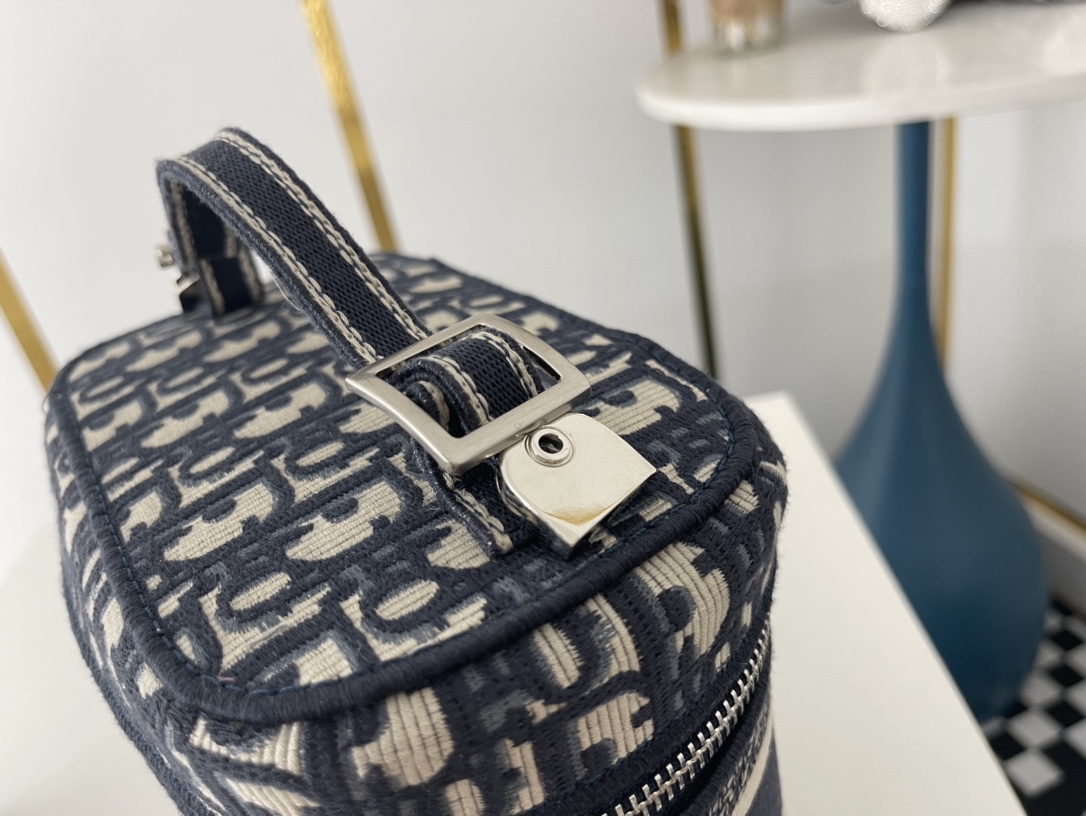 【送料無料♪】DIOR 新作刺繍ポーチDiorTravel 免税