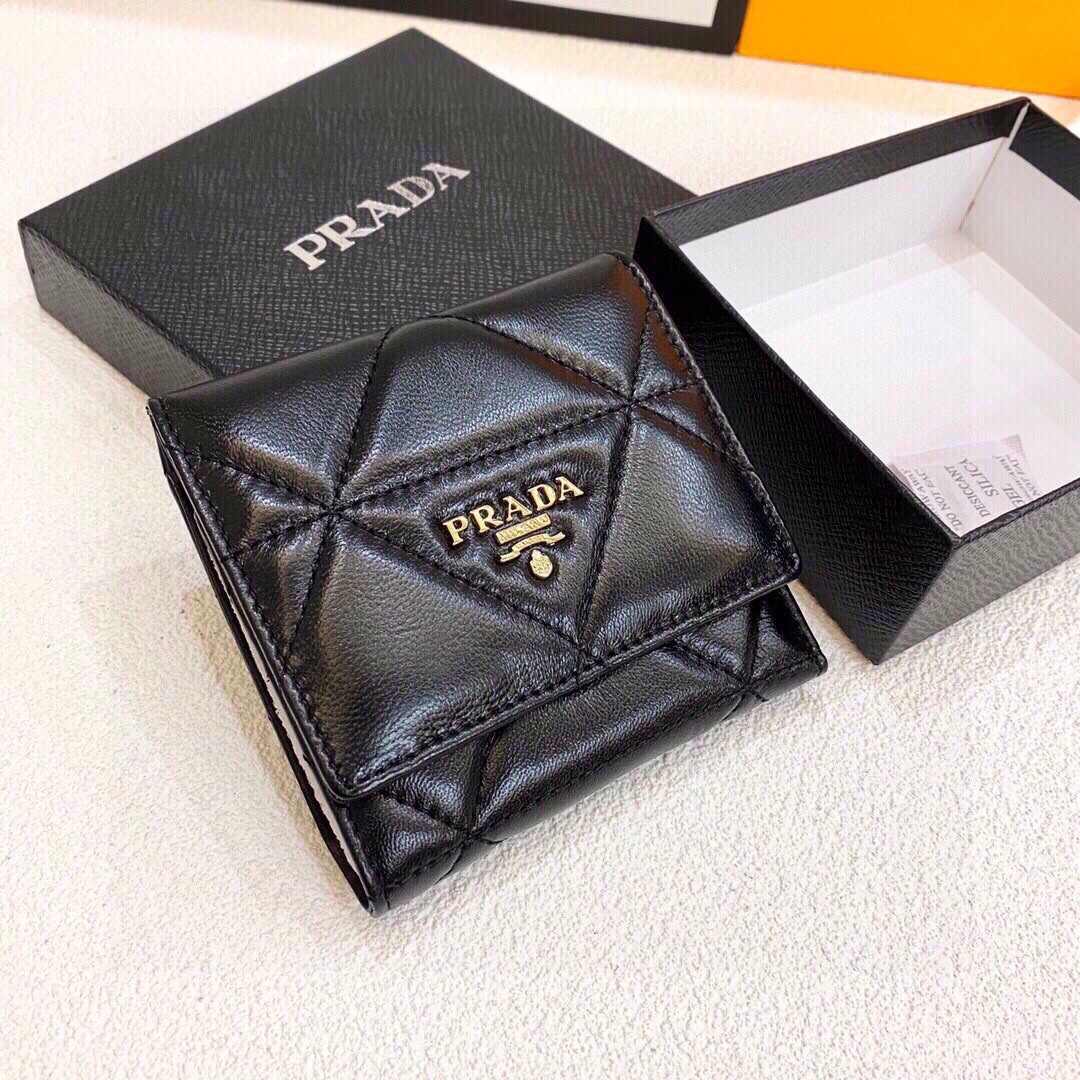 PRADAシープスキンショートウォレット