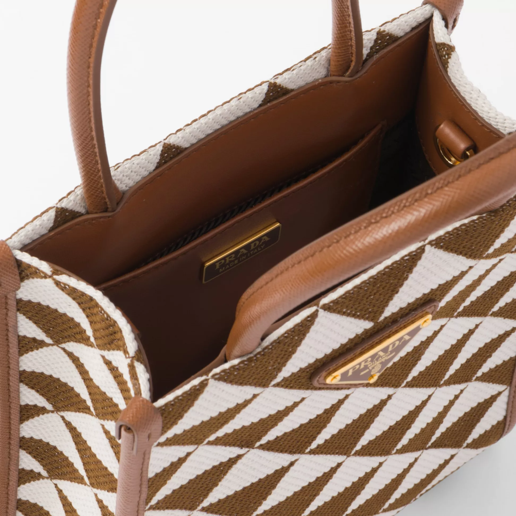 【PRADA】雑誌掲載！藤井夏恋さんが持っている大ヒットのプラダ新作バッグ「シンボル」！