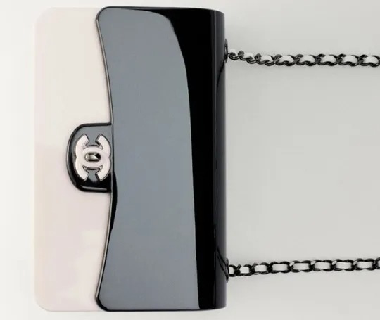 🔥今年のホットトピック! 😍中条あやみが愛用する限定版シャネル2021ミニ黒白アクリルバッグは日本で発売、めったにない購入チャンス！💓