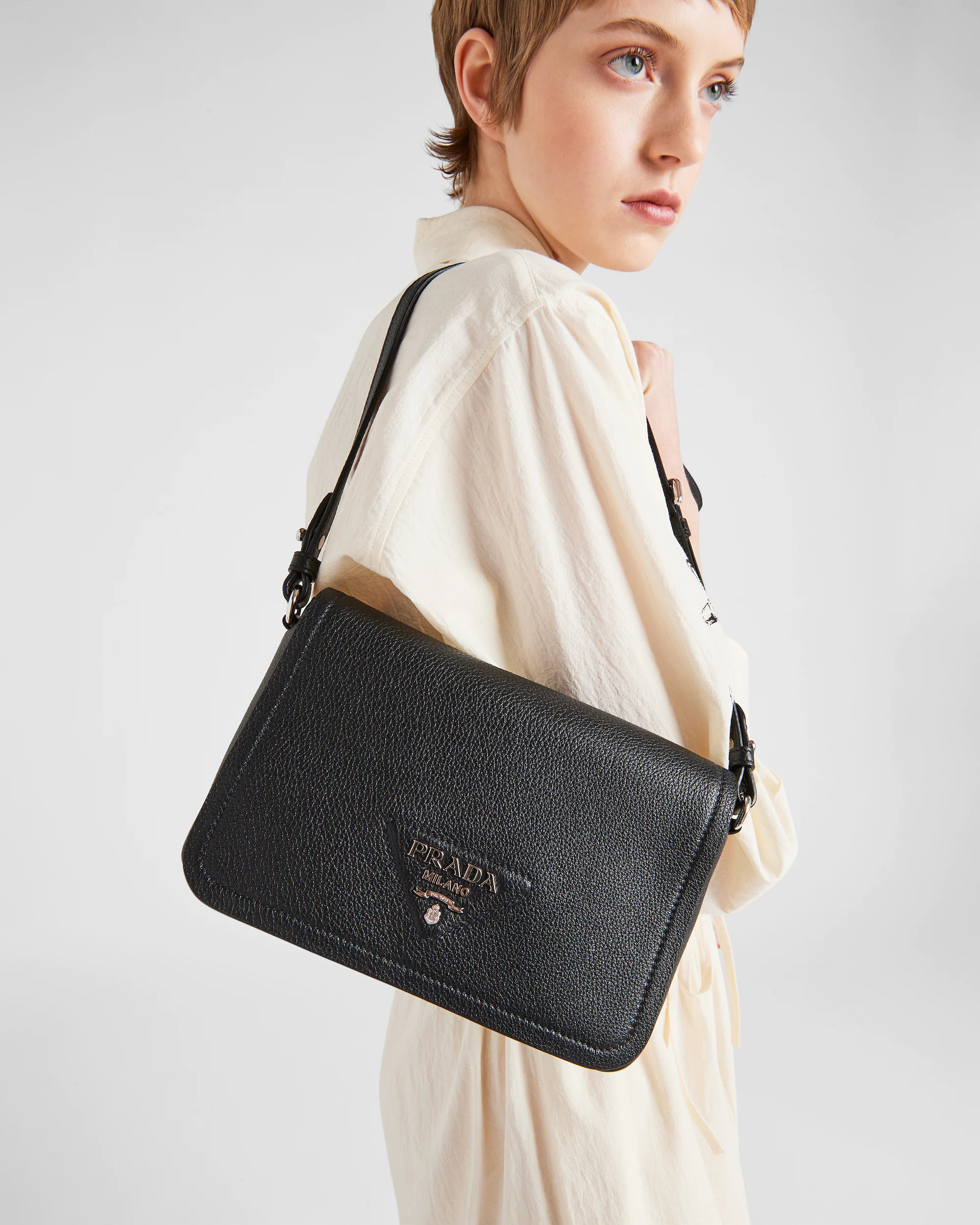 レザーショルダーバッグ