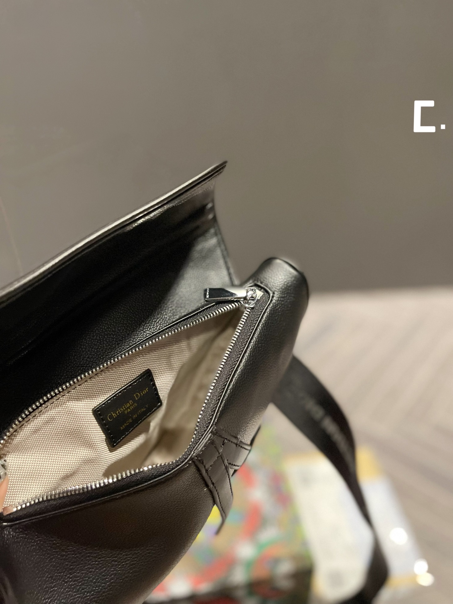 国内直営店即発Dior Saddle胸バッグ