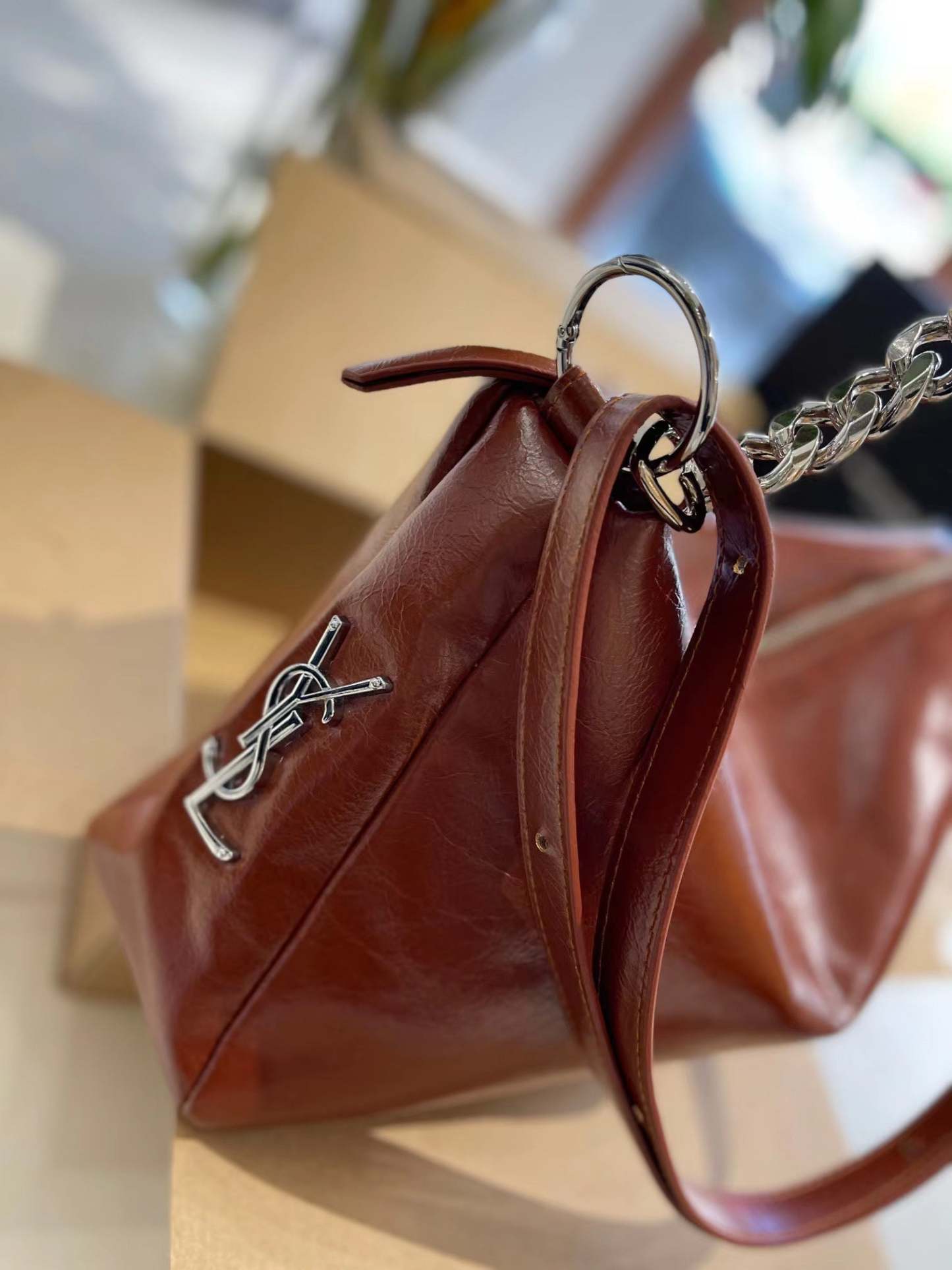 👜Ysl 側面のロゴ メッセンジャーバッグ