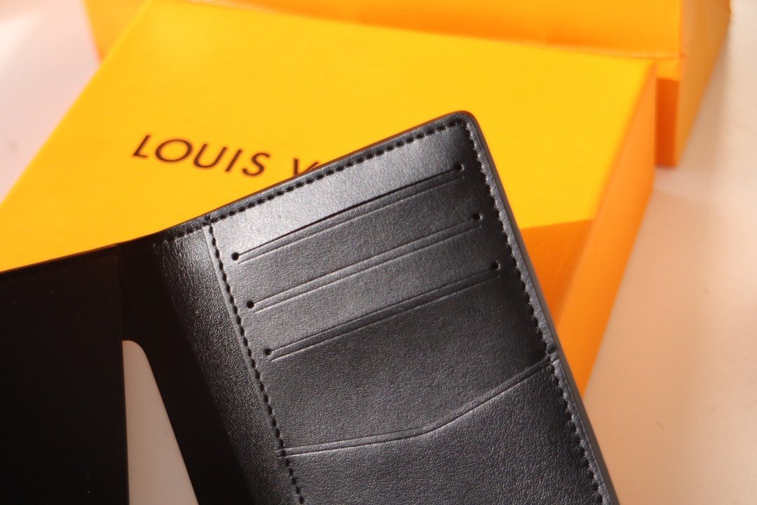 Louis Vuitton (ルイ・ヴィトン) 財布 11x8x1 cm