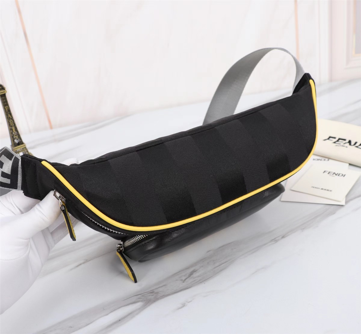 【FENDI公式 旗艦店】 フェンディ チェストバッグ 当日出荷 好評に付き再入荷！18*20*7CM