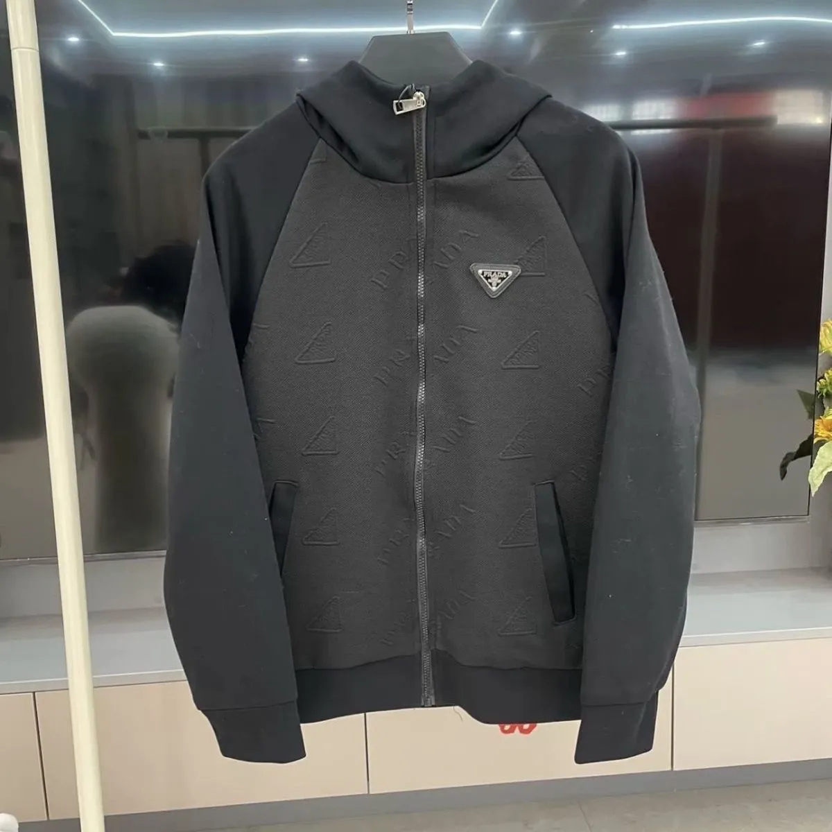 セール 人気モデル[PRADA] プラダ アウター 新しい刺繍入りフード付きジャケット