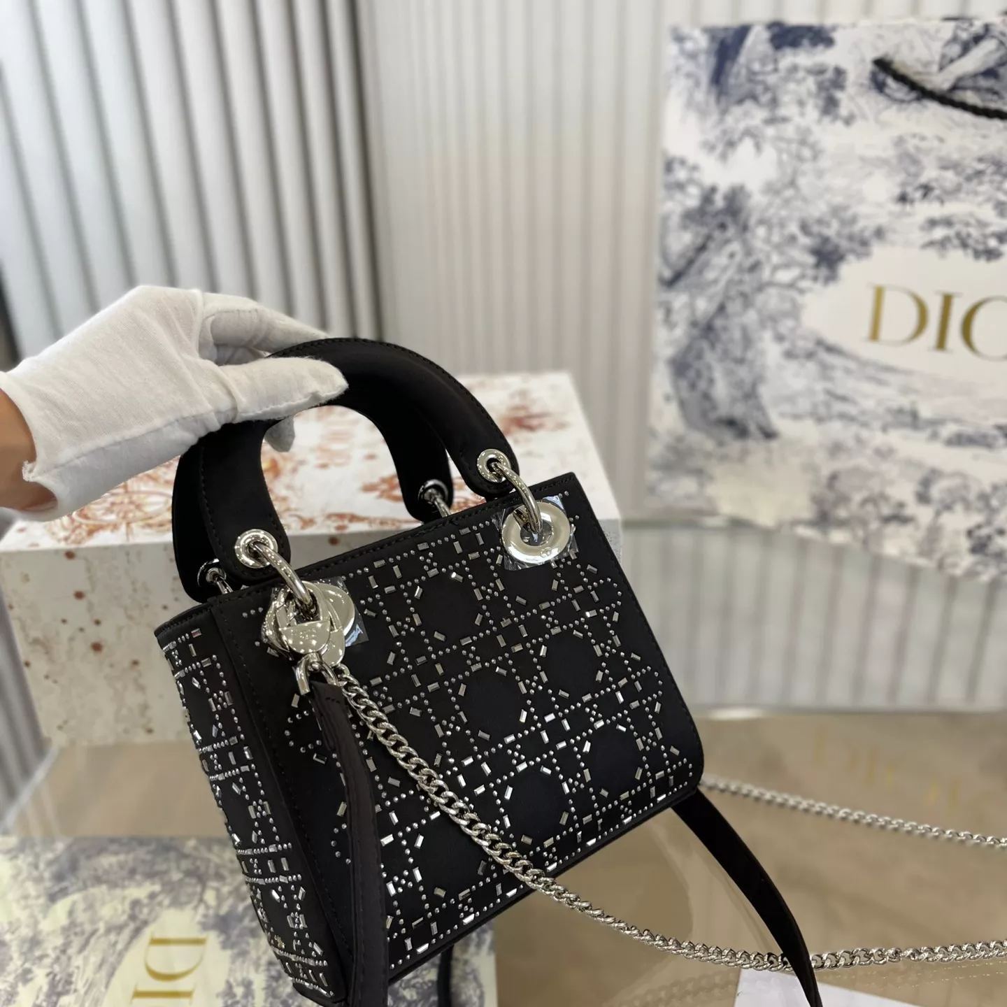 大人気♪ギフトDiorディオール定番の妃サテンバッグ