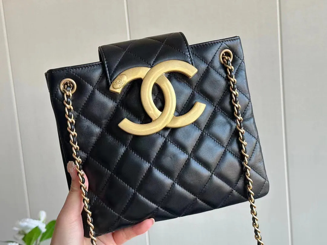 【大きめのロゴが♡】CHANEL ショルダーバッグ 24C