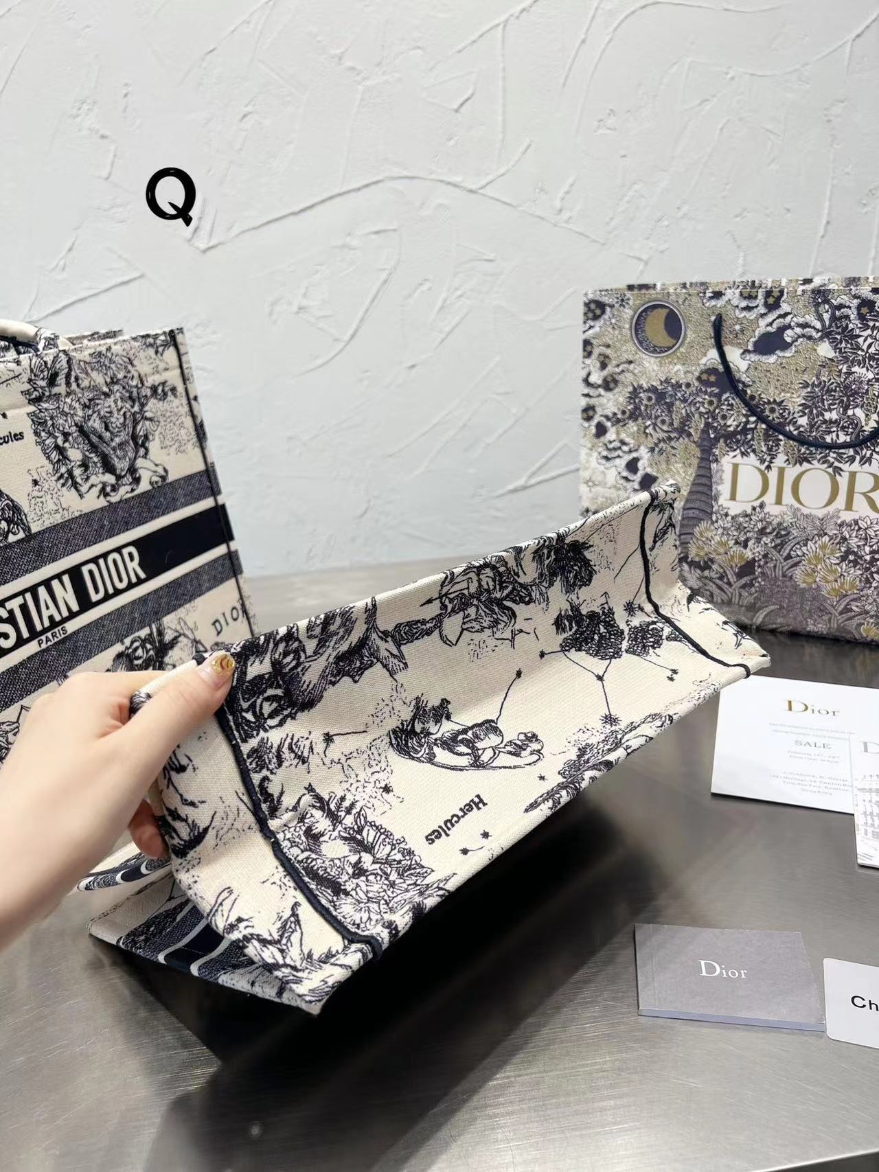 Dior 刺繍入りショッピングバッグ シーズン限定