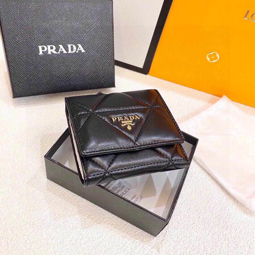 PRADAシープスキンショートウォレット