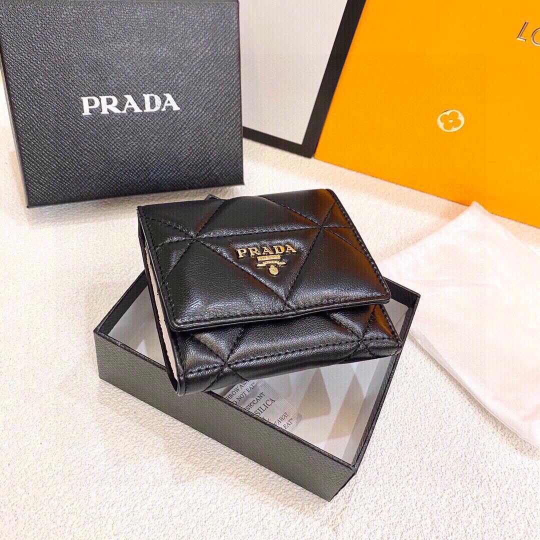 PRADAシープスキンショートウォレット