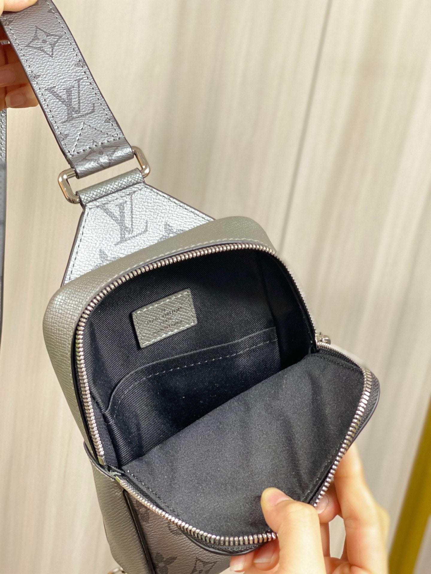 Louis Vuitton アウトドア・スリングバッグ M30833