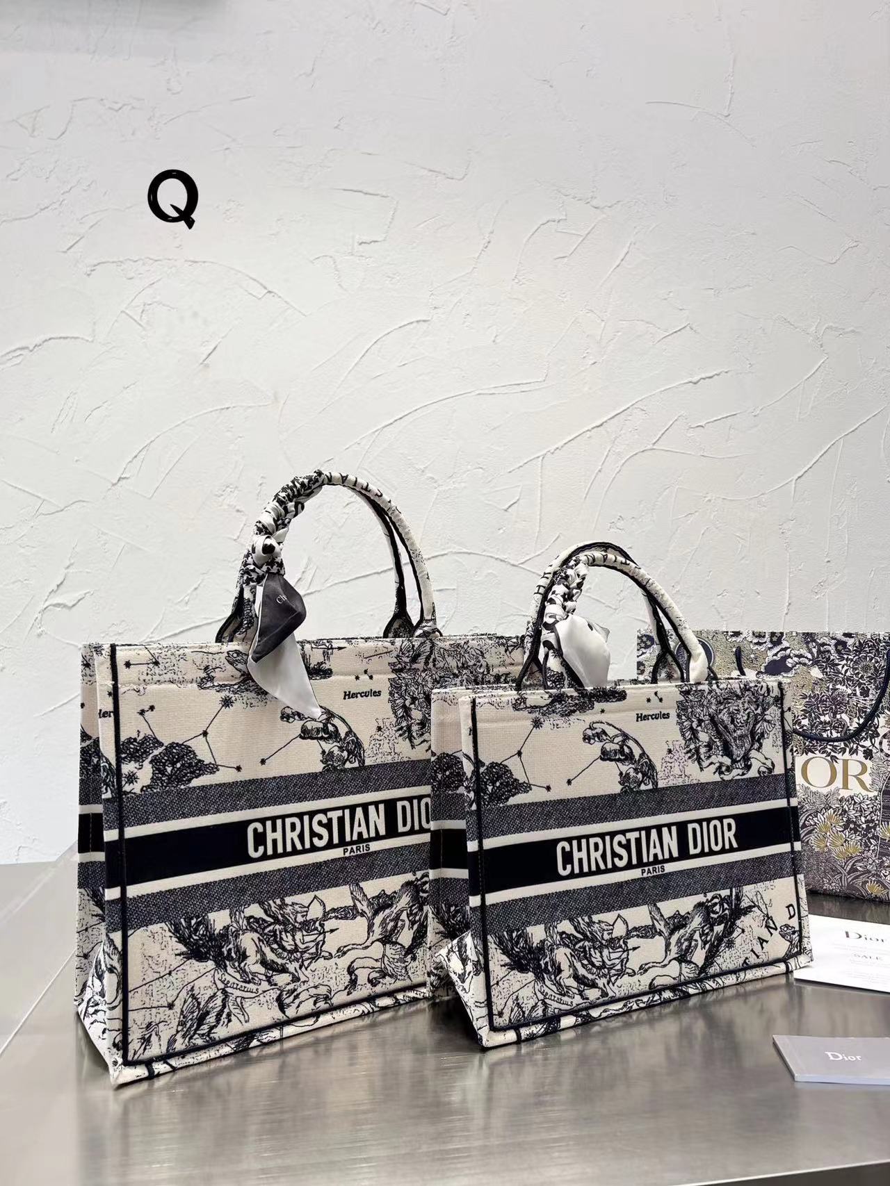 Dior 刺繍入りショッピングバッグ シーズン限定