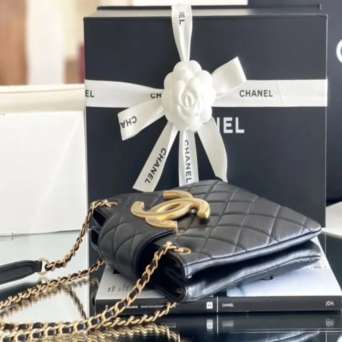 【大きめのロゴが♡】CHANEL ショルダーバッグ 24C