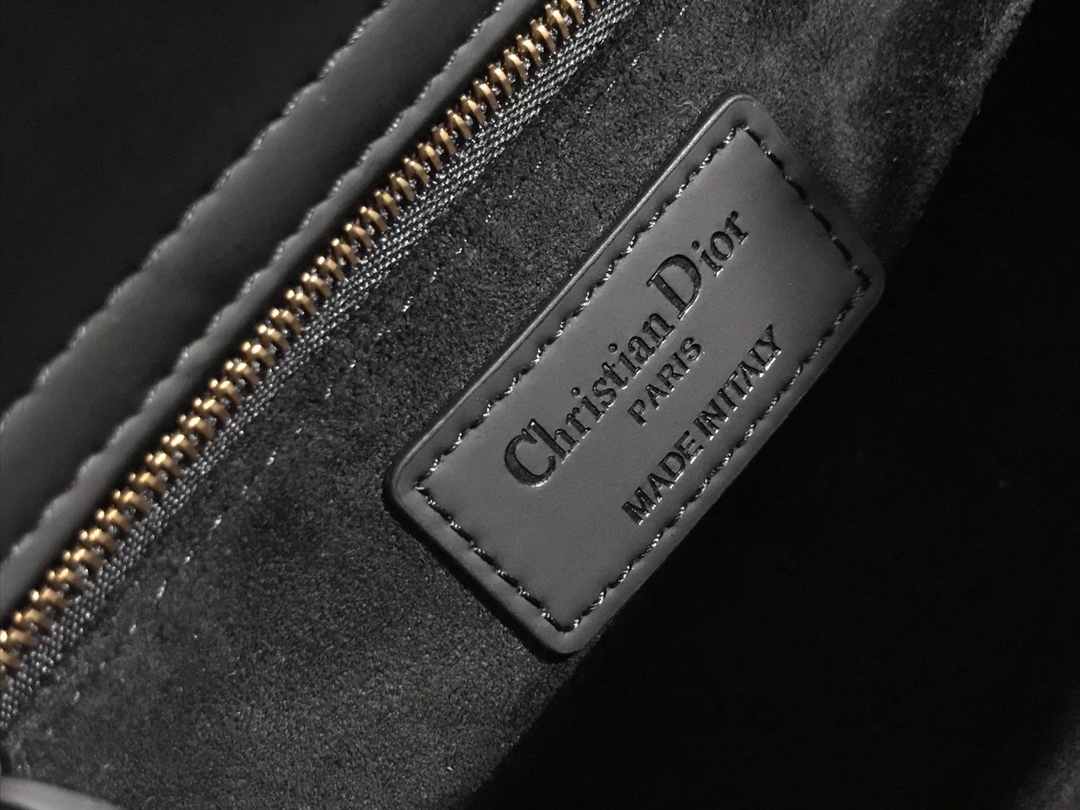 【超入手困難！ほしい！】Lady Dior 💫 4文字アルファベットのつや消しホワイト牛革