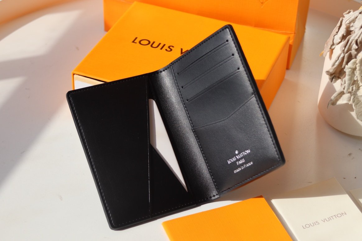 Louis Vuitton (ルイ・ヴィトン) 財布 11x8x1 cm