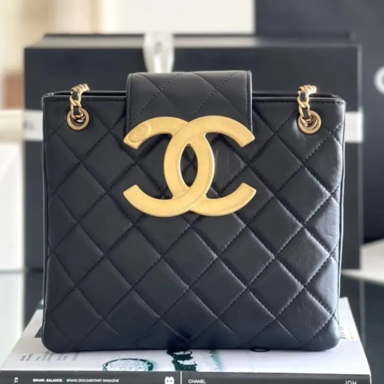 【大きめのロゴが♡】CHANEL ショルダーバッグ 24C