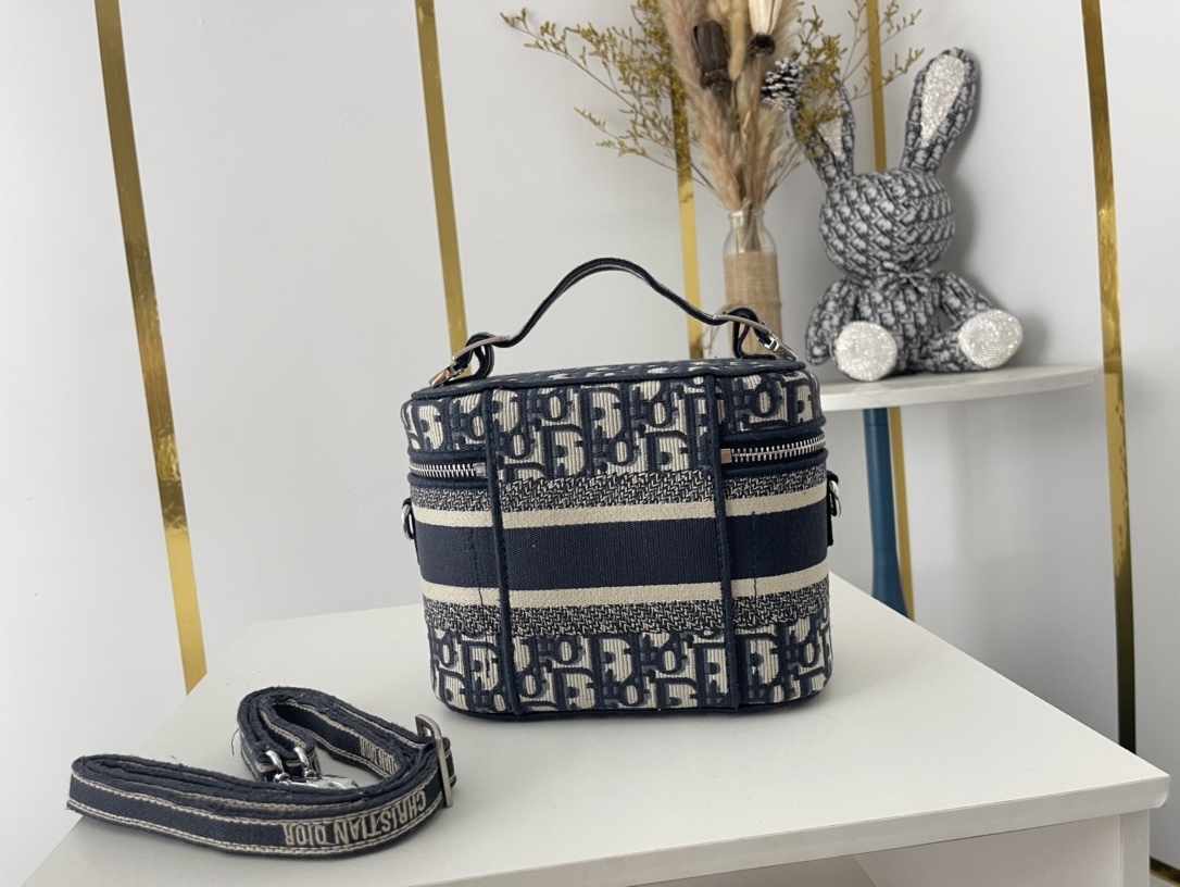 【送料無料♪】DIOR 新作刺繍ポーチDiorTravel 免税