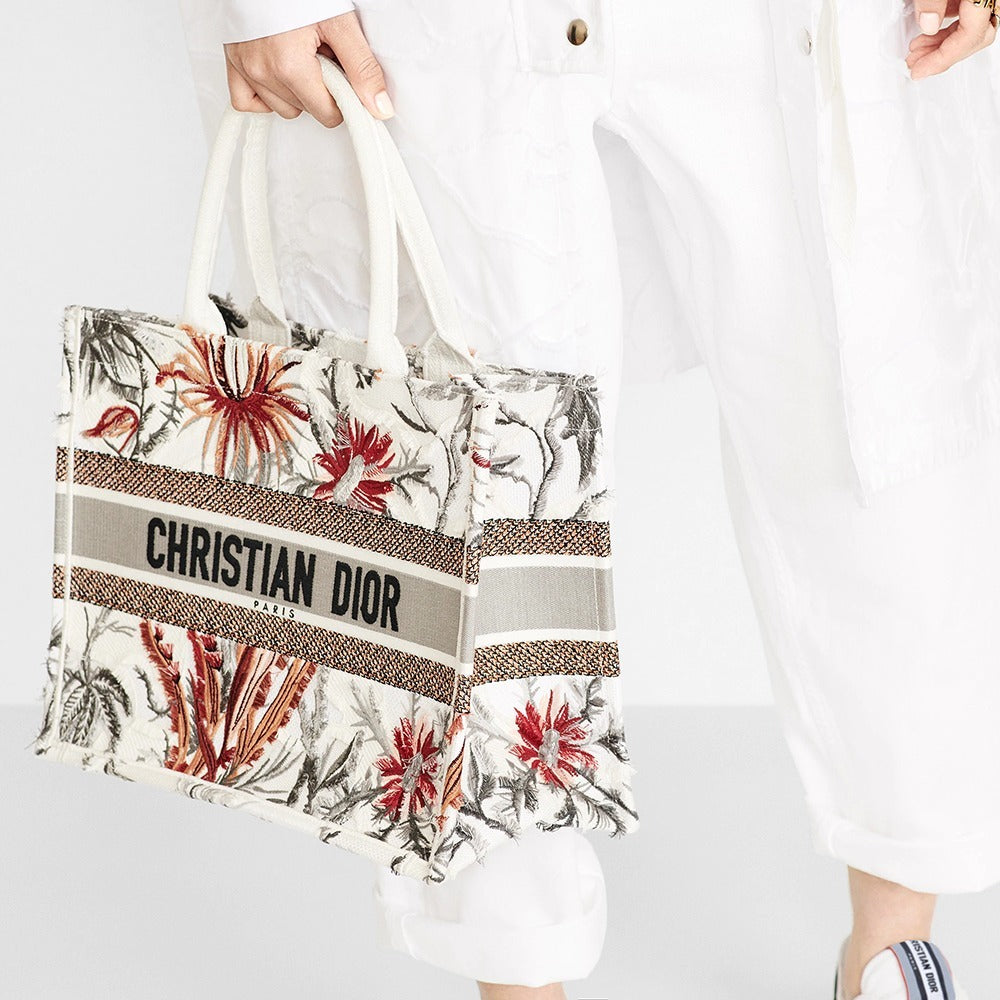 【DIOR】入手困難！セレブ芸能人御用達?BOOK TOTE BAG